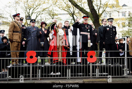 Brighton, UK. 8. November 2015. Der Bürgermeister von Brighton und Hove Stadtrat Lynda Hyde nimmt den Gruß an der Stadt von Brighton und Hove ein Akt der Gedenkgottesdienst statt am Kriegerdenkmal in der alten Steine fotografieren getroffenen Simon Dack/Alamy Live News Stockfoto