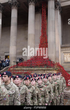 Liverpool, Vereinigtes Königreich, 8. November 2014. Das weinende Fenster bildet eine dramatische Kulisse für Truppen auf der Parade während des Gottesdienstes der Gedenktag in Liverpool Credit: Martin Gewässer/Alamy Live News Stockfoto