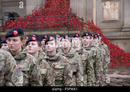 Liverpool, Vereinigtes Königreich, 8. November 2014. Das weinende Fenster bildet eine dramatische Kulisse für Truppen auf der Parade während des Gottesdienstes der Gedenktag in Liverpool Credit: Martin Gewässer/Alamy Live News Stockfoto