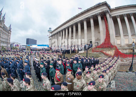 Liverpool, Vereinigtes Königreich, 8. November 2014. Mitglieder der Streitkräfte stehen vor dem Fenster weinend in Liverpool als Teil der Erinnerung Sonntag service Credit: Martin Gewässer/Alamy Live News Stockfoto