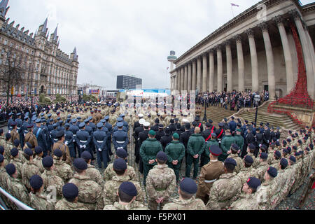Liverpool, Vereinigtes Königreich, 8. November 2014. Mitglieder der Streitkräfte stehen vor dem Fenster weinend in Liverpool als Teil der Erinnerung Sonntag service Credit: Martin Gewässer/Alamy Live News Stockfoto