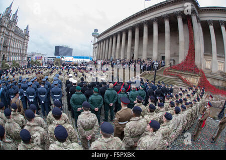 Liverpool, Vereinigtes Königreich, 8. November 2014. Mitglieder der Streitkräfte stehen vor dem Fenster weinend in Liverpool als Teil der Erinnerung Sonntag service Credit: Martin Gewässer/Alamy Live News Stockfoto