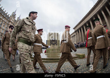 Liverpool, Vereinigtes Königreich, 8. November 2014. Mitglieder der Streitkräfte parade vorbei an der Kenotaph während der Sonntag Gedenkgottesdienst in Liverpool Credit: Martin Gewässer/Alamy Live News Stockfoto