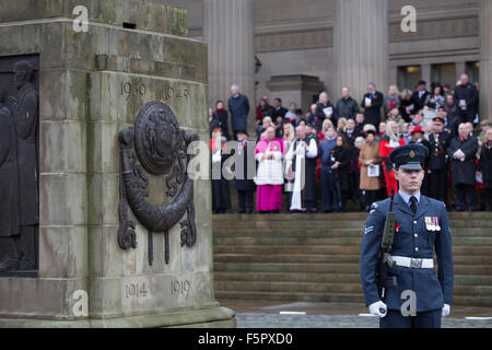 Liverpool, Vereinigtes Königreich, 8. November 2014. Ein Mitglied der RAF steht Aufmerksamkeit neben der Kenotaph in Liverpool während der Remembrance Day Service. Bildnachweis: Martin Gewässer/Alamy Live-Nachrichten Stockfoto