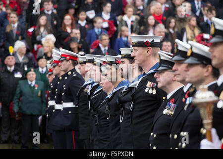 Liverpool, Vereinigtes Königreich, 8. November 2014. Mitglieder der bewaffneten gezwungen setzen Aufmerksamkeit während der Erinnerung-Tag Zeremonie. Bildnachweis: Martin Gewässer/Alamy Live-Nachrichten Stockfoto