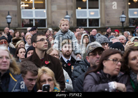Liverpool, Vereinigtes Königreich, 8. November 2014. Ein Kind sitzt auf ihr die Schultern eines Veteranen bei Liverpools Remembrance Day Service Credit: Martin Gewässer/Alamy Live News Stockfoto