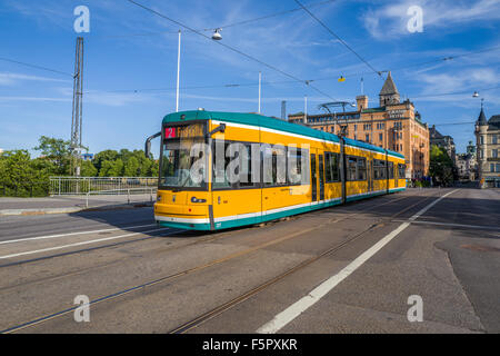 Straßenbahn Kreuzung Saltangen Brücke über den Fluss Motala in Norrköping. Die gelben Straßenbahnen sind Ikonen für Norrköping. Stockfoto