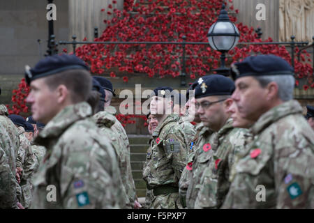Liverpool, Vereinigtes Königreich, 8. November 2014. Ein Soldat verloren in Gedanken vor Fenster weinend in Liverpool St Georges Hall. Bildnachweis: Martin Gewässer/Alamy Live-Nachrichten Stockfoto