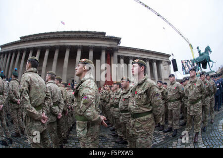 Liverpool, Vereinigtes Königreich, 8. November 2014. Truppen stehen vor dem Fenster weinend in Liverpool als Teil der Erinnerung-Tag Zeremonie. Bildnachweis: Martin Gewässer/Alamy Live-Nachrichten Stockfoto
