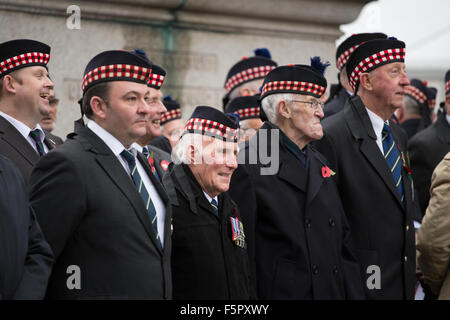 Liverpool, Vereinigtes Königreich. 8. November 2014. Veteranen warten neben der Kenotaph für den Beginn der Sonntag Gedenkveranstaltung in St Georges Hall, Liverpool Credit: Martin Gewässer/Alamy Live News Stockfoto