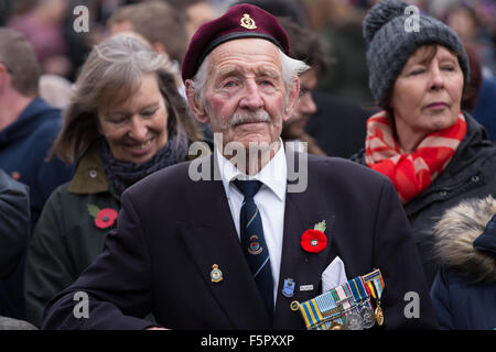 Liverpool, Vereinigtes Königreich. 8. November 2014. Eine Veteran des Koreakriegs zeigt stolz seine Medaillen bei der 2015 Remembrance Sunday Zeremonie in Liverpool Credit: Martin Gewässer/Alamy Live News Stockfoto
