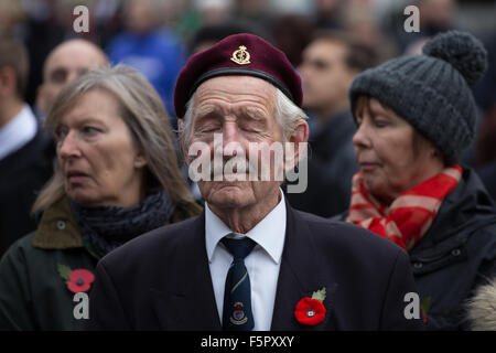 Liverpool, Vereinigtes Königreich. 8. November 2014. Eine Veteran des Korea steht mit seinen geschlossenen Augen in Gedanken während der 2015 Remembrance Sunday Zeremonie an der Liverpool-Kenotaph. Bildnachweis: Martin Gewässer/Alamy Live-Nachrichten Stockfoto