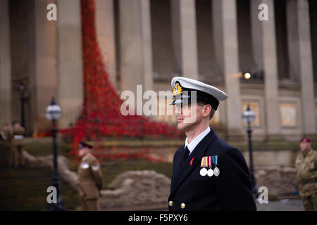 Liverpool, Vereinigtes Königreich. 8. November 2014. Ein Mitglied der britischen Royal Navy steht vor dem Fenster weinend an St.-Georgs-Halle Liverpool am Remembrance Day Sonntag. Bildnachweis: Martin Gewässer/Alamy Live-Nachrichten Stockfoto