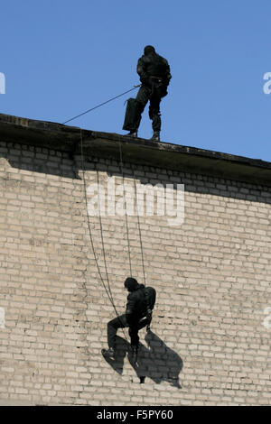 Unterteilung Anti-Terror-Polizei während einer schwarzen taktische Übungen. Seiltechnik. Reale Situation. Stockfoto