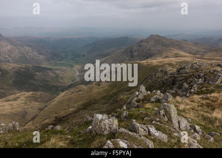 auf der Suche von Crinkle Crags great Langdale talabwärts in Richtung Hecht o Blisko Stockfoto