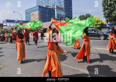 Makassar, Indonesien. 8. November 2015. Mädchen-Welle Fahnen Makassar Kultur Karneval. Der Karneval statt des 408th Jubiläums der Stadt Makassar. Bildnachweis: Yermia Riezky Santiago/Alamy Live-Nachrichten Stockfoto