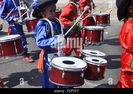 Makassar, Indonesien. 8. November 2015. Kinder spielen Schlagzeug in Makassar Kultur Karneval. Der Karneval statt des 408th Jubiläums der Stadt Makassar. Bildnachweis: Yermia Riezky Santiago/Alamy Live-Nachrichten Stockfoto