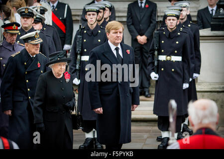 London, UK. 8. November 2015. Die britische Königin Elizabeth II (2. L), Prinz Philip (L), Duke of Edinburgh und König Willem-Alexander der Niederlande während der Erinnerung Sonntag Zeremonie am Cenotaph in London, Großbritannien, 8. November 2015. Großbritannien beobachtet den jährlichen Gedenktag am 08 November, im Gedenken an die Kriegstoten. Foto: Dpa/Patrick van Katwijk/Alamy Live News Stockfoto