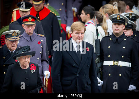 London, UK. 8. November 2015. Die britische Königin Elizabeth II (2. L), Prinz Philip (L), Duke of Edinburgh und König Willem-Alexander der Niederlande während der Erinnerung Sonntag Zeremonie am Cenotaph in London, Großbritannien, 8. November 2015. Großbritannien beobachtet den jährlichen Gedenktag am 08 November, im Gedenken an die Kriegstoten. Foto: Dpa/Patrick van Katwijk/Alamy Live News Stockfoto