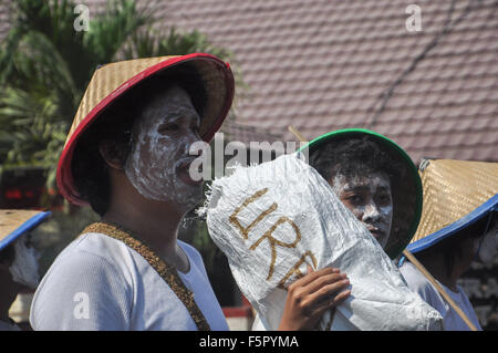 Makassar, Indonesien. 8. November 2015. Männer tragen Gesichtspuder in Makassar Kultur Karneval. Der Karneval statt des 408th Jubiläums der Stadt Makassar. Bildnachweis: Yermia Riezky Santiago/Alamy Live-Nachrichten Stockfoto