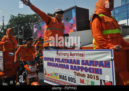 Makassar, Indonesien. 8. November 2015. Sanitation Arbeiter teilnehmen in Makassar Kultur Karneval. Der Karneval statt des 408th Jubiläums der Stadt Makassar. Bildnachweis: Yermia Riezky Santiago/Alamy Live-Nachrichten Stockfoto