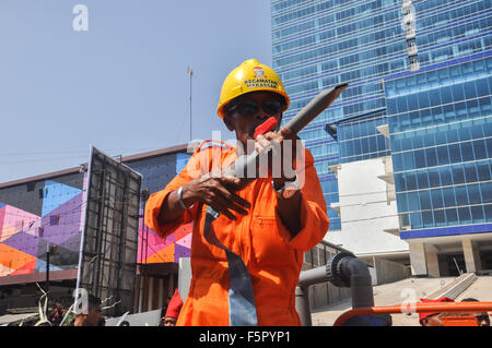 Makassar, Indonesien. 8. November 2015. Ein Feuerwehrmann beteiligt sich an Makassar Kultur Karneval. Der Karneval statt des 408th Jubiläums der Stadt Makassar. Bildnachweis: Yermia Riezky Santiago/Alamy Live-Nachrichten Stockfoto