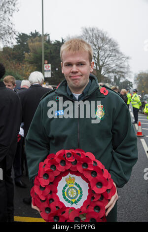 Biggin Hill, UK, 8. November 2015, Andrew Larby legte einen Kranz nieder im Auftrag der London Ambulance Service bei einem Festakt in Biggin Hill Ken Credit: Keith Larby/Alamy Live News Stockfoto