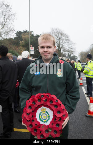 Biggin Hill, UK, 8. November 2015, Andrew Larby legte einen Kranz nieder im Auftrag der London Ambulance Service bei einem Festakt in Biggin Hill Ken Credit: Keith Larby/Alamy Live News Stockfoto