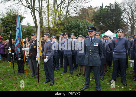 Biggin Hill, UK, 8. November 2015, Luft-jüngstere Söhne Stand um Aufmerksamkeit bei einem Gedenkgottesdienst in Biggin Hill Ken Credit: Keith Larby/Alamy Live News Stockfoto