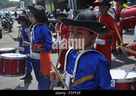 Makassar, Indonesien. 8. November 2015. Kinder spielen Schlagzeug in Makassar Kultur Karneval. Der Karneval statt des 408th Jubiläums der Stadt Makassar. Bildnachweis: Yermia Riezky Santiago/Alamy Live-Nachrichten Stockfoto