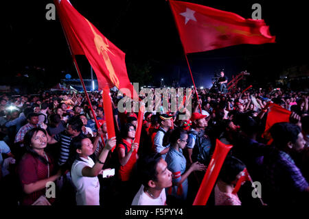 Yangon, Myanmar. 8. November 2015. Unterstützer der Myanmars Opposition Nationalliga für Demokratie (NLD) Party sehen die Stimmenauszählung der pluralistischen Parlamentswahlen vor der NLD in Yangon, Myanmar, 8. November 2015. Bildnachweis: U Aung/Xinhua/Alamy Live-Nachrichten Stockfoto