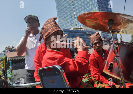 Makassar, Indonesien. 8. November 2015. Ein Mann spielt Rohr in Makassar Kultur Karneval. Der Karneval statt des 408th Jubiläums der Stadt Makassar. Bildnachweis: Yermia Riezky Santiago/Alamy Live-Nachrichten Stockfoto