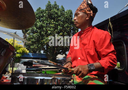 Makassar, Indonesien. 8. November 2015. Ein Mann spielt Schlagzeug in Makassar Kultur Karneval. Der Karneval statt des 408th Jubiläums der Stadt Makassar. Bildnachweis: Yermia Riezky Santiago/Alamy Live-Nachrichten Stockfoto