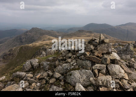 Rückblick auf Wetherlam Weg in der Ferne Stockfoto