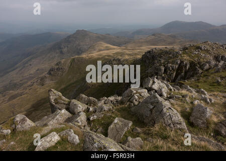 Rückblick auf Wetherlam Weg in der Ferne Stockfoto