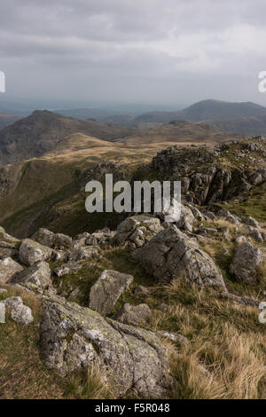 Rückblick auf Wetherlam Weg in der Ferne Stockfoto