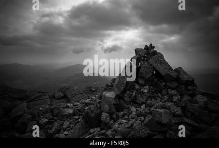 der Gipfel Cairn von Crinkle crags Stockfoto