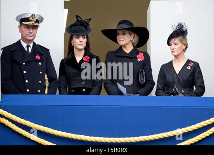 Großbritanniens Catherine Herzogin von Cambridge (2. L) steht neben Königin Maxima der Niederlande (2. R), Sophie, Herzogin von Wessex und Vizeadmiral Sir Timothy Laurence an der Erinnerung Sonntag Zeremonie am Cenotaph in London, Großbritannien, 08 November2015. Großbritannien beobachtet den jährlichen Gedenktag am 08 November, im Gedenken an die Kriegstoten. Foto: Albert Nieboer/RPE / - kein Draht-Dienst - Stockfoto