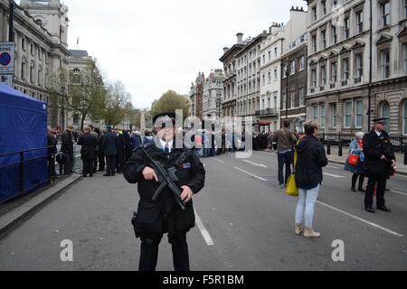 London, UK. 8. November 2015. Britischen Remembrance Sunday. Großbritannien bewaffnete Polizisten steht Wache am Eingang der Whitehall. Bildnachweis: Marc Ward/Alamy Live-Nachrichten Stockfoto