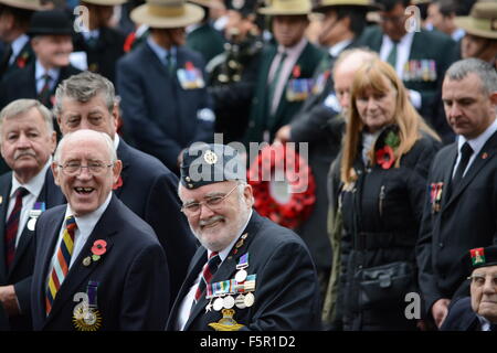 London, UK. 8. November 2015. Britischen Remembrance Sunday. Ex-Service Personal mit einander Lachen in der marschierenden Gruppe. Bildnachweis: Marc Ward/Alamy Live-Nachrichten Stockfoto