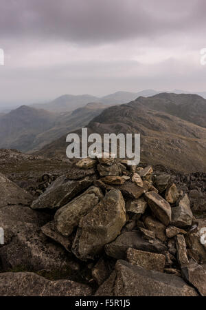 vom Gipfel Nordwestgrat rückblickend über die Crinkle Crags dann, o Blisko Hecht dann Wetherlam dann schließlich Greis C Stockfoto