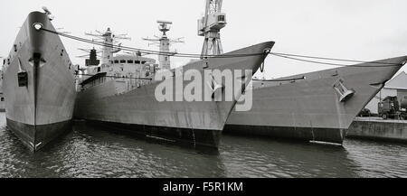 AJAXNETPHOTO. 22. MAI 2003. PORTSMOUTH, ENGLAND. -ENTSORGUNG - WARTEN DREI TYP 22 FREGATTEN LAIDUP IN DER MARINEBASIS. GEDACHT, UM DREISTE, BOXER UND BRILLANT.  FOTO: JONATHAN EASTLAND/AJAX REF: TC4298BW 8 5A Stockfoto