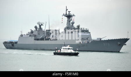 AJAXNETPHTO. 3. NOVEMBER 2015. PORTSMOUTH, ENGLAND. -ROKS (SÜDKOREA) ZERSTÖRER KAM GAM CHAN GEFEUERT 21 GUN BEGRÜSSEN BEI DER ANKUNFT AM PNB. FOTO: TONY HOLLAND/AJAX REF; DTH150311 39874 Stockfoto