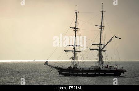 AJAXNETPHOTO. 3. NOVEMBER 2015. PORTSMOUTH, ENGLAND. -TRAINING SCHIFF FÄHRT - DAS MEER KADETTEN-SCHULSCHIFF TS ROYALIST LEITET OUT IN EINEM HERBSTLICHEN NEBEL, MEER.  FOTO: TONY HOLLAND/AJAX REF: DTH150311 39812 Stockfoto