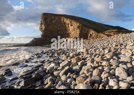 Felsen am Strand bei Flut, Nash Point, Vale of Glamorgan. Die untergehende Sonne leuchtet die atemberaubenden Klippen. Stockfoto