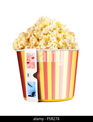 Eimer voll mit Popcorn und 3D-Brille isoliert auf weiss Stockfoto