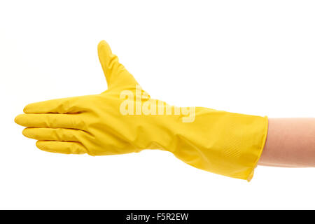 Nahaufnahme von weiblicher Hand in gelben Gummischutz Handschuh für Handshake vor weißem Hintergrund Stockfoto
