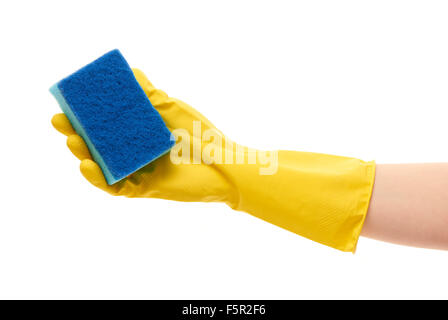 Nahaufnahme von weiblicher Hand in gelben Gummischutz Handschuh Holding blau Reinigungsschwamm vor weißem Hintergrund Stockfoto