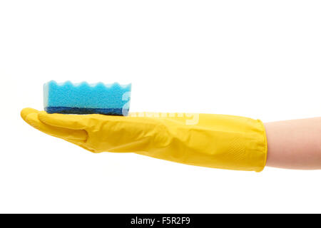 Nahaufnahme von weiblicher Hand in gelben Gummischutz Handschuh Holding blau Reinigungsschwamm vor weißem Hintergrund Stockfoto