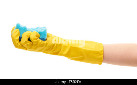 Nahaufnahme von weiblicher Hand in gelben Gummischutz Handschuh Holding blau Reinigungsschwamm vor weißem Hintergrund Stockfoto